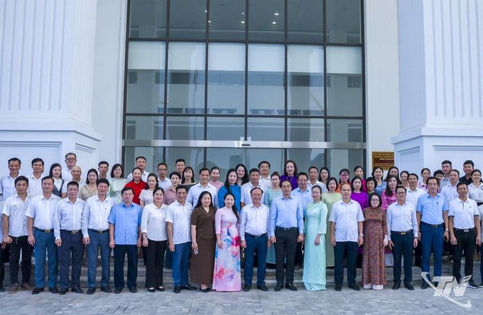 Đồng chí Trịnh Xuân Trường, Ủy viên Trung ương Đảng, Bí thư Tỉnh ủy cùng các đồng chí lãnh đạo tỉnh chụp ảnh lưu niệm với tập thể cán bộ, viên chức, người lao động Báo và Phát thanh, Truyền hình Thái Nguyên.