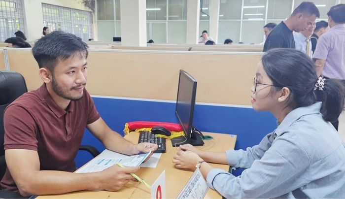  Đại diện doanh nghiệp (trái) phỏng vấn tuyển dụng lao động.