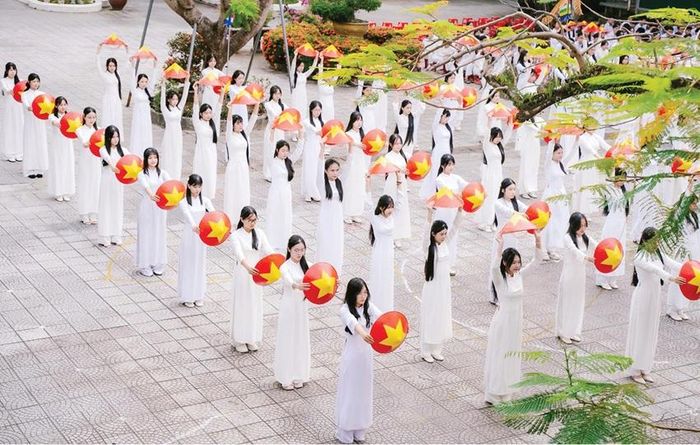  Nữ sinh Trường THPT Phan Đăng Lưu trong Lễ hội áo dài năm 2026.