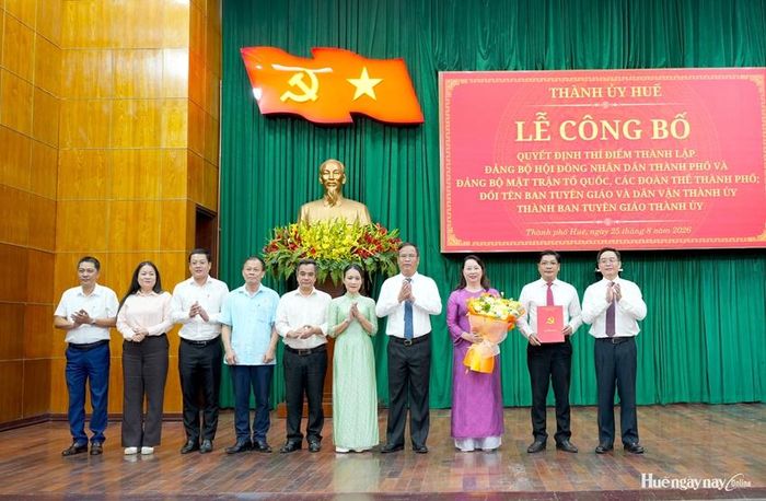 Thường trực Thành ủy trao quyết định thí điểm thành lập Đảng bộ Mặt trận Tổ quốc, các đoàn thể thành phố.