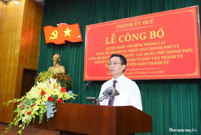 Bí thư Thành ủy Nguyễn Đình Trung phát biểu giao nhiệm vụ.