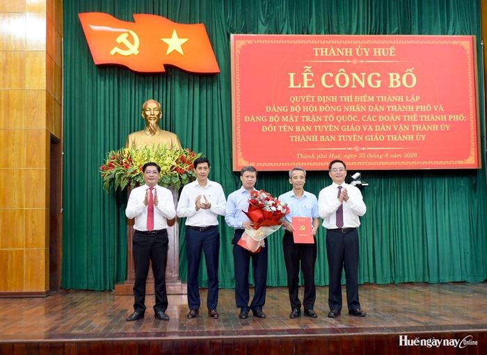 Thường trực Thành ủy trao quyết định đổi tên Ban Tuyên giáo và Dân vận Thành ủy thành Ban Tuyên giáo Thành ủy.