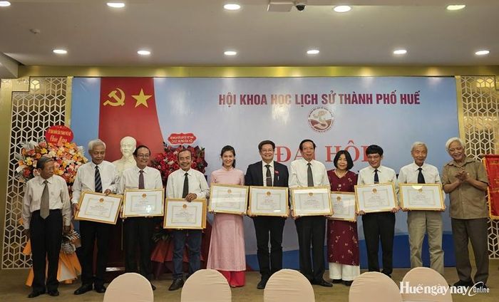  Lãnh đạo Hội Khoa học Lịch sử Việt Nam tặng bằng khen cho các cá nhân có thành tích xuất sắc.