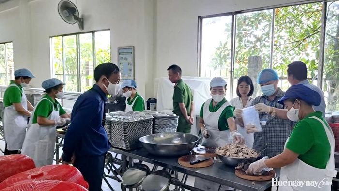 Đoàn kiểm tra liên ngành ATTP thành phố kiểm tra công tác lưu mẫu thực phẩm tại bếp ăn ở Khu công nghiệp Phú Bài