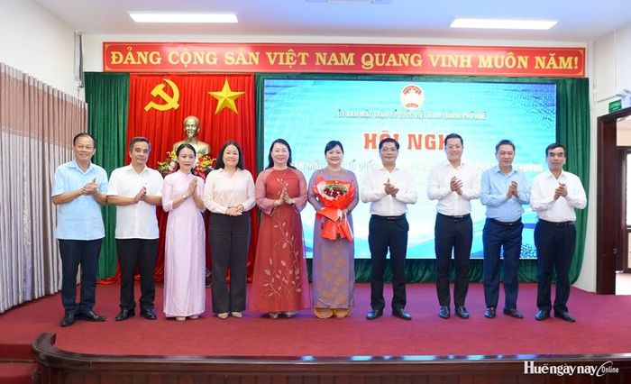 Tặng hoa chúc mừng đồng chí Dương Thị Thu Thủy