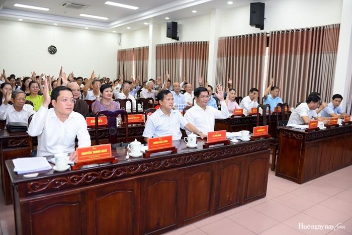 Đại biểu biểu quyết thông qua dự thảo nghị quyết hội nghị.