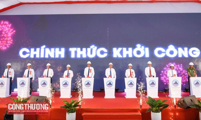 Các đại biểu thực hiện nghi thức khởi công hai dự án.