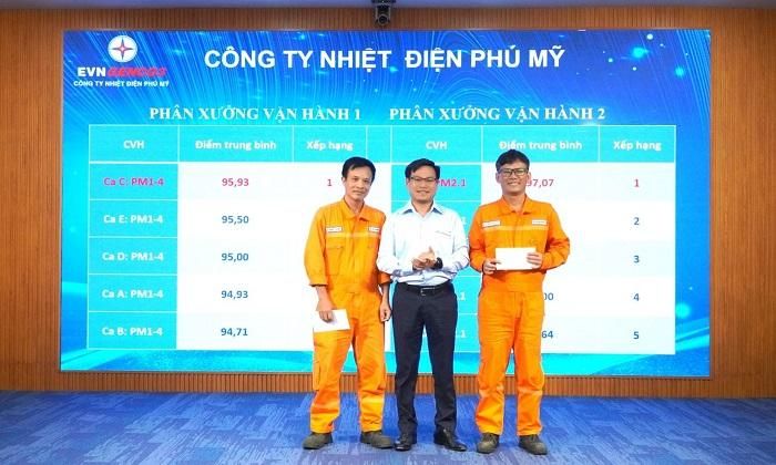 Ông Trần Đình Ân - Phó Tổng Giám đốc Tổng Công ty Phát điện 3 - Giám đốc Công ty khen thưởng 02 ca vận hành có thành tích nổi bật thi đua ca ATKT trong 7 tháng đầu năm 2026.