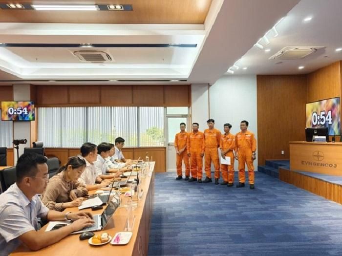 Ca vận hành nghe nhận xét của Ban giám khảo sau phần thi của ca.