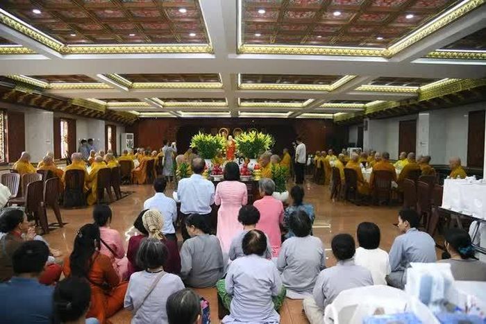 Phật tử tác bạch cúng dường lên chư tôn đức sau khóa lễ Tự tứ