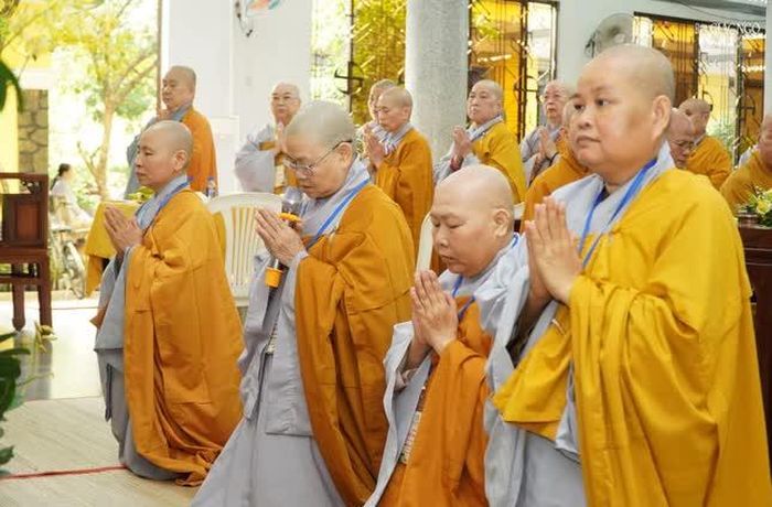 Chư Ni thỉnh cầu giáo giới