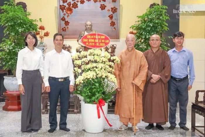 Phái đoàn Công an TP.HCM đến thăm, chúc mừng Đại lễ Vu lan đến Đức Pháp chủ GHPGVN - Ảnh: Nguyên Tài