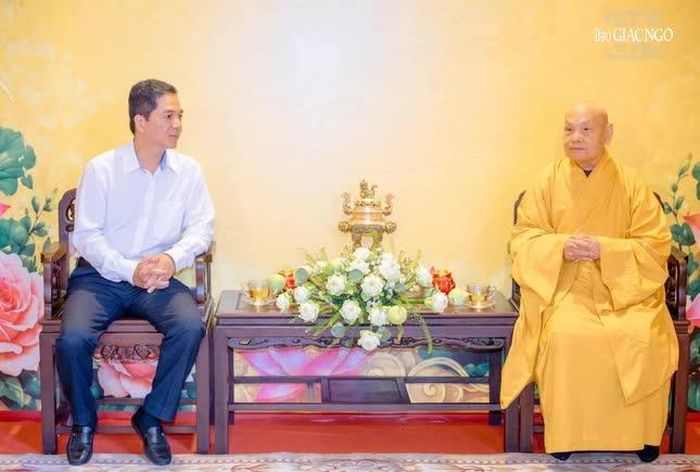Đại tá Thái Thanh Xuân chúc mừng Trưởng lão Hòa thượng Chủ tịch Hội đồng Trị sự