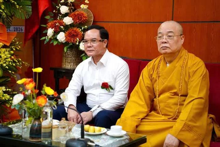 Trưởng lão Hòa thượng Thích Thanh Nhiễu và Bộ trưởng Bộ Dân tộc và Tôn giáo Nguyễn Đình Khang tại buổi thăm nhân Đại lễ Vu lan - Báo hiếu