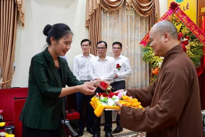 Bà Trần Thị Minh Nga cài hoa hồng Vu lan