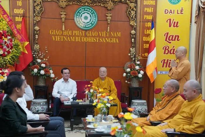 Trưởng lão Hòa thượng Thích Thanh Nhiễu tiếp Bộ trưởng Bộ Dân tộc và Tôn giáo