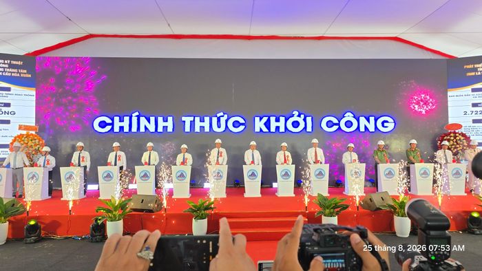 Các đại biểu thực hiện nghi thức khởi công hai dự án hạ tầng trọng điểm tại Đà Nẵng.