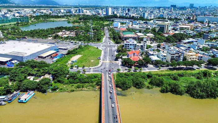 Cụm nút giao thông Lê Thanh Nghị - Cách Mạng Tháng Tám - Thăng Long - đường dẫn lên cầu Hòa Xuân.