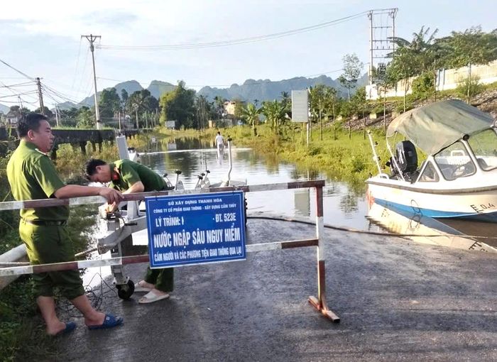 Tại các tuyến đường tỉnh đang còn nhiều điểm ngập lụt, cơ quan chức năng đã tiến hành cấm đường.