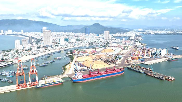 Cảng Quy Nhơn có vị trí thuận lợi, hiện có thể tiếp nhận tàu 85 nghìn tấn.