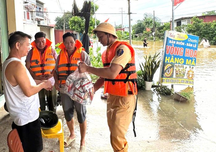 Trong công tác phòng, chống lụt bão, đơn vị đã bố trí xuồng cùng cán bộ, chiến sĩ trực tiếp tham gia hỗ trợ người dân tại các khu vực bị ngập, chia cắt. Đã vận chuyển, hỗ trợ lương thực, thực phẩm và các nhu yếu phẩm thiết yếu cho khoảng 400 hộ dân với 1.787 nhân khẩu tại thôn Đồng Mạ, xã Trường Sơn, tỉnh Bắc Ninh, đang bị dòng lũ cô lập, chia cắt.