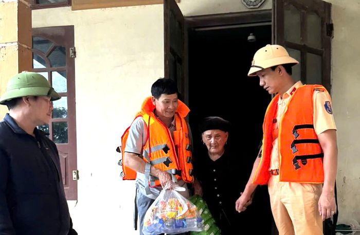 Chủ tịch UBND xã Trường Sơn Hà Quốc Hưng cho biết: Nhờ sự hỗ trợ của lực lượng Cảnh sát giao thông đường thủy, đời sống của các hộ dân bị chia cắt, cô lập trên địa bàn đã cơ bản ổn định. Hiện nay, nước sông đã rút, không gây thiệt hại về người. Không chỉ hỗ trợ người dân, lực lượng CSGT đường thủy còn để lại xuồng máy, hướng dẫn Công an xã Trường Sơn sử dụng để kịp thời hỗ trợ người dân mỗi khi xảy ra mưa lũ.