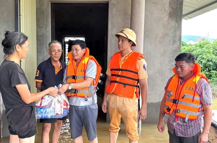 Đặc biệt, ngày 24/8 tổ công tác của Đội Cảnh sát giao thông đường thủy số 1 đã chủ động đưa 6 trường hợp bị cô lập toàn bộ tại thôn Đồng Mạ, xã Trường Sơn ra khỏi vùng nguy hiểm để bàn giao cho chính quyền để tiếp tục chăm lo cho người dân.