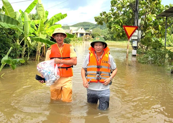 Tình trạng này khiến nhiều khu dân cư bị ngập úng, chia cắt, cô lập cục bộ. Giữa mênh mông nước lũ, Tổ công tác của Đội Cảnh sát đường thủy số 1 cùng công an xã có mặt tại thôn Đồng Mạ, xã Trường Sơn, nơi có hơn 405 hộ dân đang bị cô lập và thôn Xuân Phú, xã Bắc Lũng có 299 hộ dân chưa thể đi lại để hỗ trợ người dân.