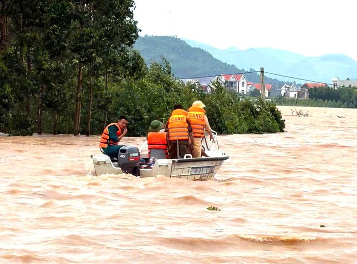 Đến 7h ngày 25/8, lũ trên sông Thương tại trạm Cầu Sơn đạt 17,28m (lũ ở mức khẩn cấp), trên báo động (BĐ) III 1,28m. Lũ trên sông Lục Nam tại trạm Lục Nam là 6,50m, trên báo động III 0,2m. Trên sông Cầu tại trạm Đáp Cầu là 5,79m, trên BĐ II 0,49m.