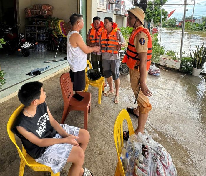 Chỉ huy Đội Cảnh sát giao thông đường thủy số 2, Phòng Cảnh sát giao thông Công an tỉnh Bắc Ninh chia sẻ: Hiện nay nước sông Lục Nam cũng đã có dấu hiệu giảm dần, sau khi hỗ trợ người dân vùng cô lập xã Bắc Lũng có đầy đủ nhu yếu phẩm, nước uống, đơn vị đã trở về tiếp tục thực hiện nhiệm vụ phòng chống lụt bão, bảo đảm ATGT trên các tuyến sông phụ trách.