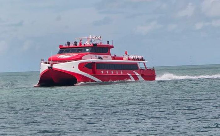 Cảng vụ Hàng hải Kiên Giang (tỉnh An Giang) thông báo tạm ngưng tất cả tàu ra các đảo vì sóng to gió lớn.