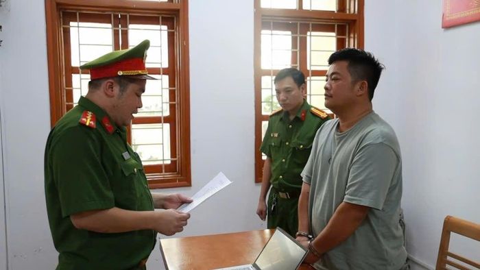 Ngày 24/8, Cơ quan Cảnh sát điều tra Công an tỉnh Lào Cai ra quyết định khởi tố vụ án hình sự, khởi tố bị can đối với Vũ Hoàng Hải (tên thường gọi Hải Sapa TV), SN 1986, trú tại: Số 051, 052 đường D1, phường Lào Cai, tỉnh Lào Cai và các cá nhân, tổ chức có liên quan có dấu hiệu phạm tội "Lừa dối khách hàng" "Vi phạm quy định về công tác kế toán gây hậu quả nghiêm trọng" xảy ra tại tỉnh Lào Cai.