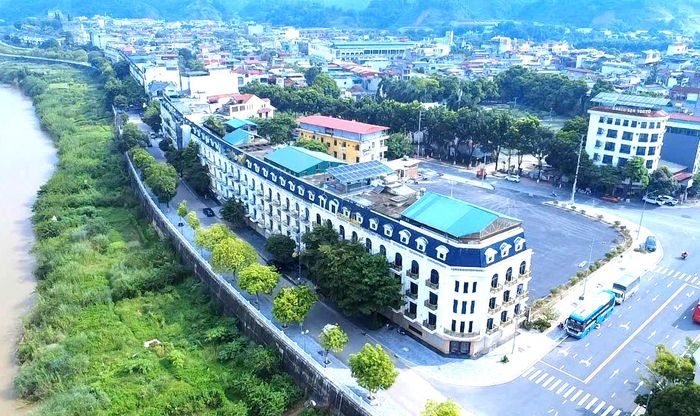 Ghi nhận ngày 25/8, xét về vị trí, đường Lạc Long Quân là một trong những tuyến đường có vai trò kết nối trong không gian đô thị Lào Cai. Căn biệt thự nằm trên tuyến đường này có lợi thế đáng kể về khả năng tiếp cận giao thông, thuận lợi cho việc đi lại, giao dịch cũng như kết nối với các cơ sở kinh doanh khác.