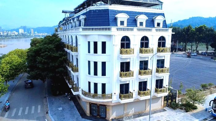 Đáng chú ý, căn biệt thự được xây dựng 5 tầng, tổng diện tích khoảng 1.250m². Bên trong có nhiều hạng mục phục vụ sinh hoạt và giải trí như thang máy và các không gian tiện nghi. Công trình được gia đình tổ chức tân gia vào tháng 10/2023 và nhanh chóng thu hút sự chú ý trên mạng xã hội.