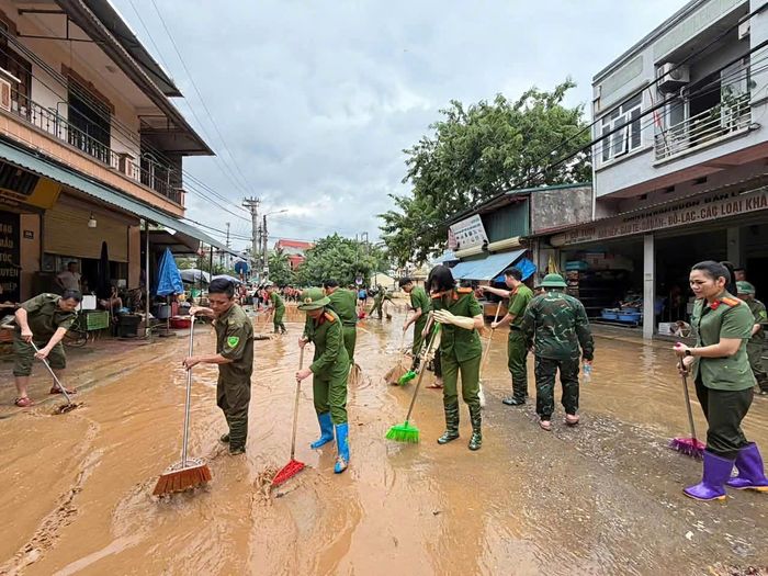 Nhờ sự chủ động vệ sinh ngay sau khi nước rút, nhiều khu dân cư, nhà ở và các tuyến đường bị ngập đã nhanh chóng được làm sạch, lượng bùn đất, rác thải được thu dọn, không để tồn đọng kéo dài. Việc khắc phục kịp thời cũng giúp người dân sớm trở lại sinh hoạt bình thường, đồng thời hạn chế nguy cơ ô nhiễm môi trường và phát sinh dịch bệnh sau lũ.