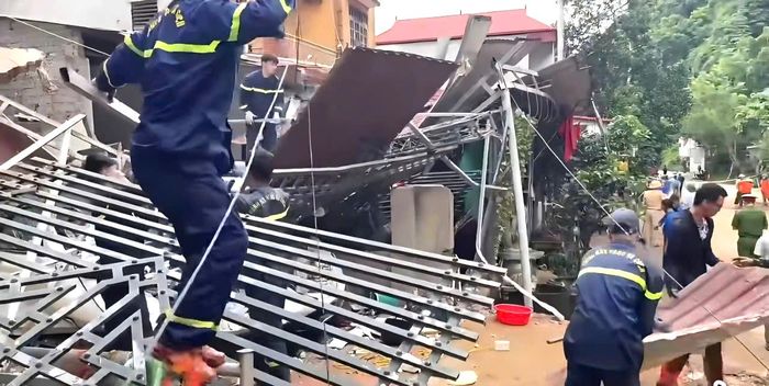 Trước đó, do nước sông Kỳ Cùng dâng cao, gần 800 hộ tiểu thương kinh doanh tại chợ Giếng Vuông đã di dời tài sản để tránh ngập lụt. Sau khi nước rút kéo theo khối lượng rác, bùn đất lớn đọng tại chợ.