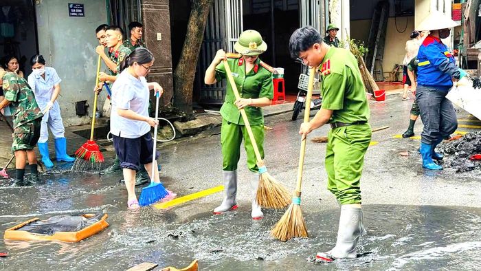 Ngay sau khi nước rút, từ ngày 24/8 đến nay, tại nhiều khu vực trên địa bàn phường Đông Kinh, không khí khắc phục hậu quả mưa lũ diễn ra khẩn trương. Từ các tuyến đường, khu dân cư đến khu vực công viên bị ngập úng, lực lượng chức năng cùng người dân đã tập trung thu gom rác thải, xịt rửa bùn đất, vệ sinh môi trường.