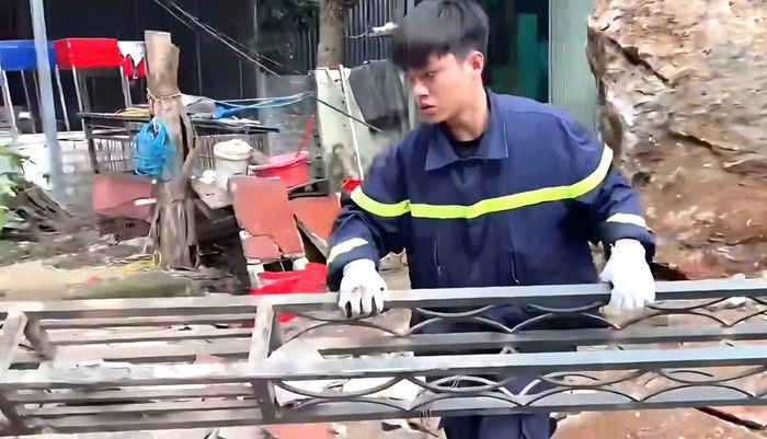 Nước rút đến đâu, người dân tranh thủ rửa bùn đất đến đó. Cùng đó, các xã chỉ đạo trung tâm dịch vụ công ích phối hợp với trạm y tế xã tổ chức phun tiêu độc, khử trùng sau khi nước rút hoàn toàn, nhất là tại các khu dân cư, chợ… tiếp tục rà soát các khu vực bị ảnh hưởng, kịp thời huy động lực lượng hỗ trợ người dân xử lý rác thải, vệ sinh, khử khuẩn, hạn chế nguy cơ ô nhiễm và phát sinh dịch bệnh.