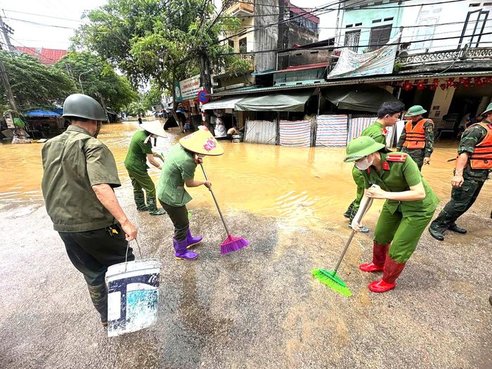 Các lực lượng được bố trí theo từng khu vực, khẩn trương thu gom rác thải, bùn đất, khơi thông cống rãnh, vệ sinh đường giao thông và khu dân cư. Đến nay, cơ bản các điểm ngập úng sau khi nước rút đã được dọn dẹp sạch sẽ.