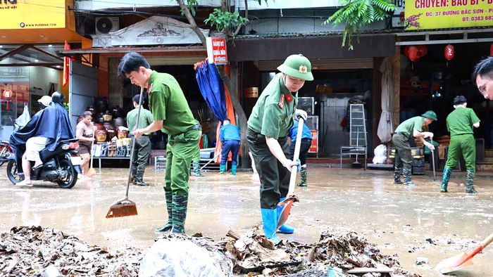 Lãnh đạo UBND phường Đông Kinh cho biết: Ngay khi nước rút, phường đã huy động khoảng 1.200 lượt người gồm cán bộ phường, đoàn viên thanh niên, người dân... tham gia vệ sinh môi trường. Đồng thời có 80 cán bộ, chiến sĩ Trung đoàn 141 (Sư đoàn 3, Quân khu 1) hỗ trợ dọn dẹp tại các khu vực bị ngập úng.