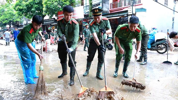 Với phương châm “nước rút đến đâu vệ sinh đến đó”, hiện nay, chính quyền, lực lượng chức năng và người dân trên địa bàn tỉnh Lạng Sơn đang khẩn trương khắc phục hậu quả, dọn dẹp vệ sinh môi trường sau mưa lũ.