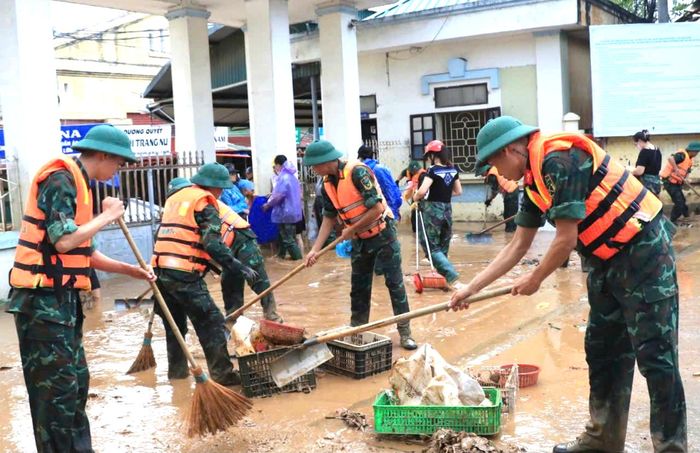 Đặc biệt, ngày 24/8, gần 800 cán bộ, chiến sĩ Bộ Chỉ huy Quân sự và Công an tỉnh lạng Sơn đã cùng cán bộ, công chức, viên chức, lực lượng vũ trang phường Kỳ Lừa cùng người dân các khối và các tiểu thương đã tham gia dọn dẹp vệ sinh môi trường sau bão tại khu vực chợ Giếng Vuông.