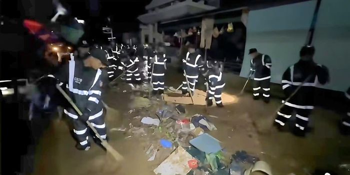 Các lực lượng đã tập trung quét dọn, thu gom rác, bùn đất tại các tuyến đường: Bắc Sơn, Phan Đình Phùng, Phan Chu Trinh... và trong chợ Giếng Vuông để chợ sớm hoạt động trở lại.