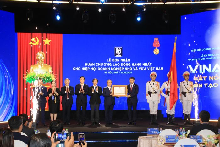 Thủ tướng Lê Minh Hưng trao Huân chương Lao động hạng Nhất cho VINASME và cá nhân ông Nguyễn Văn Thân.