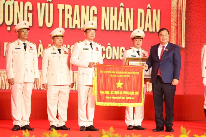 Phó Thủ tướng Thường trực Phạm Gia Túc trao tặng danh hiệu Anh hùng Lực lượng vũ trang nhân dân cho Công an TP Đà Nẵng.