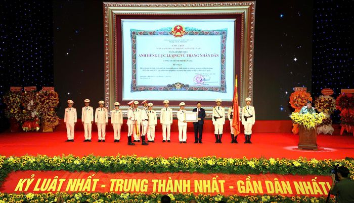 Lãnh đạo Công an TP Đà Nẵng khẳng định, chiến sĩ Công an TP Đà Nẵng sẽ tiếp tục phát huy truyền thống anh hùng; giữ vững đoàn kết, kỷ cương; xây dựng lực lượng thật sự trong sạch, vững mạnh, chính quy, tinh nhuệ, hiện đại; "Gần dân nhất - Kỷ luật nhất - Trung thành nhất".