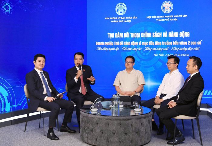 GS.TS Mạc Quốc Anh, Phó chủ tịch kiêm Tổng Thư ký Hanoisme nêu ý kiến.