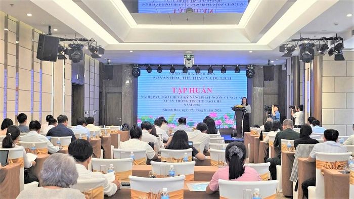 Tham dự hội nghị có gần 100 học viên là đại diện lãnh đạo các sở, ban, ngành, địa phương cùng lãnh đạo, cán bộ các xã, phường, đặc khu trên địa bàn tỉnh Khánh Hòa.