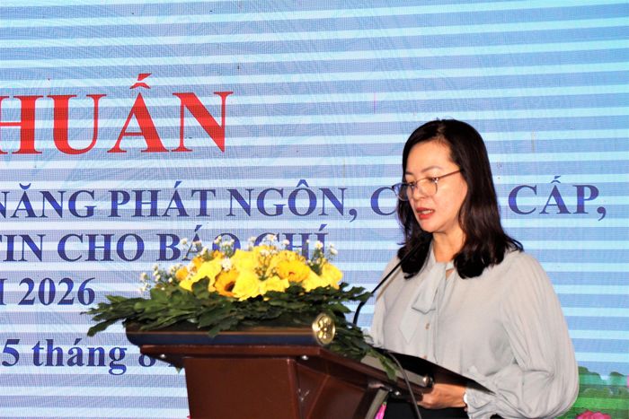 Bà Phạm Thị Thanh Hường, Phó giám đốc Sở Văn hóa, Thể thao và Du lịch tỉnh Khánh Hòa phát biểu tại buổi tập huấn.