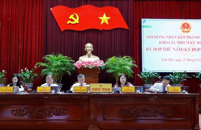 Chủ tọa điều hành kỳ họp sáng 25/8.